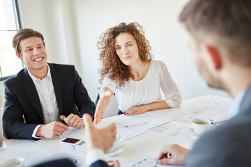 Geschäftsleute begrüßen sich vor Verhandlung