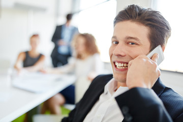Erfolgreicher Manager telefoniert