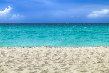 Fototapeta premium Summer landscape: Sandy beach, ocean and blue sky
