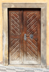 Antique wooden door with knob and knob.