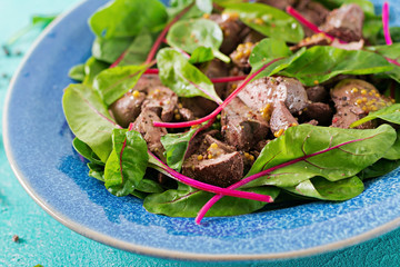 Salad of chicken liver and leaves of spinach and chard.
