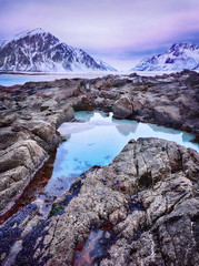 Schöner Sonnenuntergang Norwegen Landschaft aus malerischen Steinen am arktischen Strand des kalten norwegischen Meeres