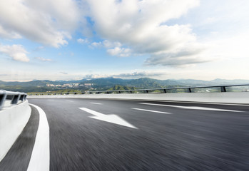 Naklejka premium empty raod with modern office building 