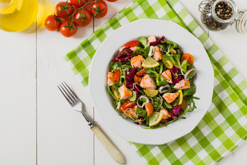Delicious salad with pieces of grilled salmon.