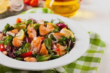 Delicious salad with pieces of grilled salmon.