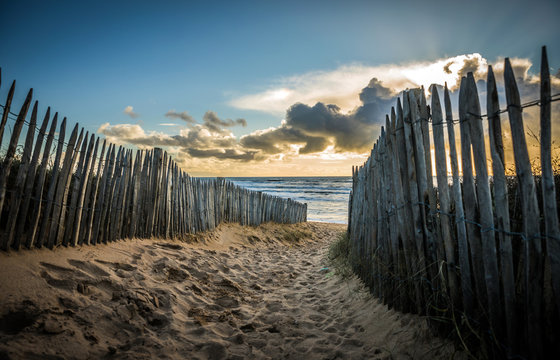 Chemin cl&ocirc;tur&eacute; vers la plage de la Paracou (Les Sables d'Olonne, France)