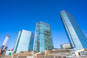 Obraz premium modern office building in urban