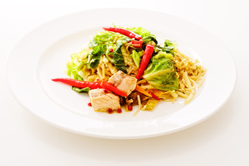 Thai nudeln mit salat und pepperoni und lachs