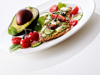 knäckebrot mit tomaten und avocado