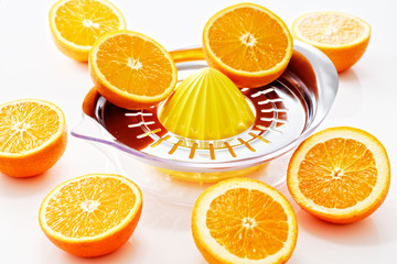 orangen mit orangenpresse