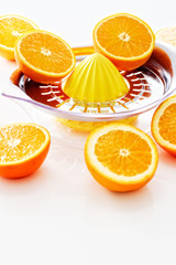 Fototapeta na wymiar orangen mit orangenpresse