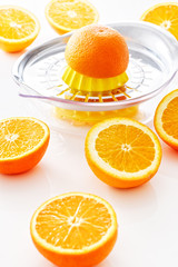 orangen mit orangenpresse