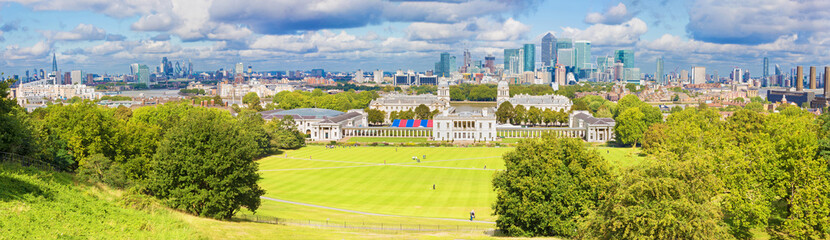 Fototapeta na wymiar London - The panorama of the Canary Wharf and the City from Greenwich park.