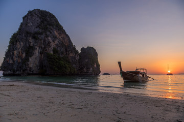 Obraz premium Traditional long-tail boat on the beach