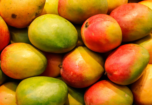 Fototapeta dużo czerwonych świeżych owoców mango