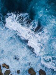 Naklejka premium Aerial view on incoming waves.