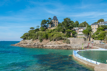 Obraz premium Beach in with artificial swiming pool Dinard, Brittany, France