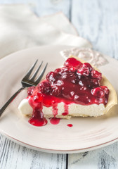 Tart with cream cheese and cherries