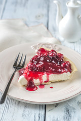 Tart with cream cheese and cherries