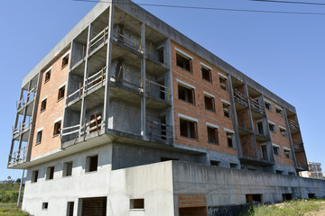 Obraz premium Unfinished Apartment Block Under a Blue Sky