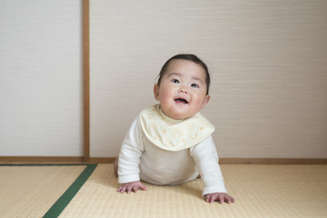 和室で腹ばいの赤ちゃん