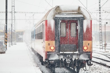 Obraz premium Railway during heavy snowfall