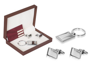 A simple and efficient sliver steel key ring set in a gift box. Designed to hook quickly on and off your belt loop, yet small enough to fit comfortably in your pocket.