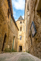 Fototapeta na wymiar Small middle-age street in Sarlat, Dordogne, Perigord Vert
