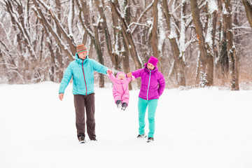 Fototapeta na wymiar Family in the winter forest