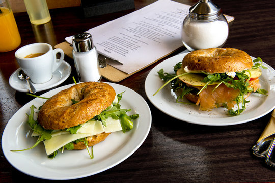 Fr&uuml;hst&uuml;ck mit Bagel, Kaffee