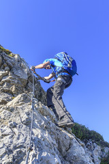 steiler Aufstieg im Klettersteig