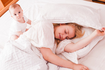Fototapeta na wymiar Baby wake up sleepy mom