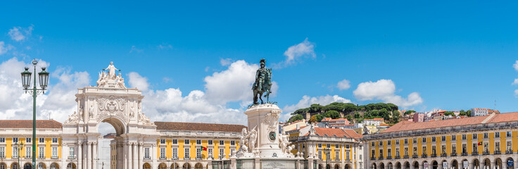 Fototapeta na wymiar Praca do Comercio, Arco Rua Augusta, Jose I und Castelo de Sao Jorge im Hintergrund
