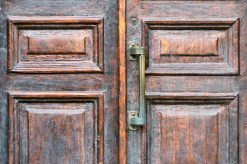 Fototapeta na wymiar Handle of a vintage wooden door close up