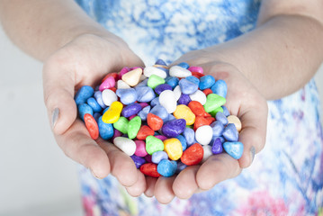 Разноцветные камни в ладонях