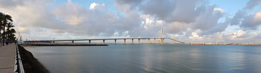 Obraz premium Panoramic view of the bay of Cadiz with the bridge of the Constitution of 1812, also called bridge of La Pepa in the background