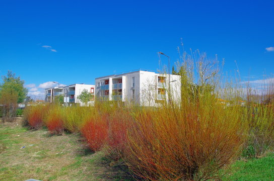 Lotissement et b&acirc;timent moderne et r&eacute;cent dans la nature