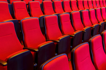Obraz premium Rows of bright red seats in the cinema