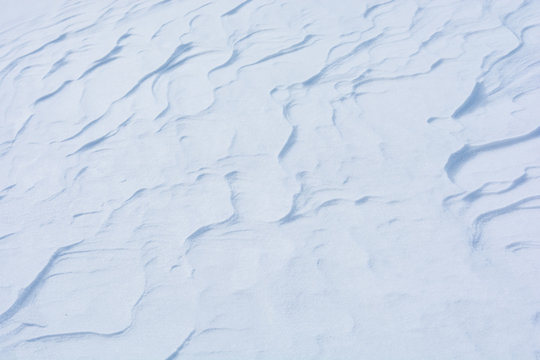 Schneedecke als winterlicher Hintergrund