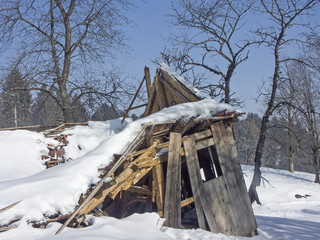 Zerstörte Almhütte im Winter