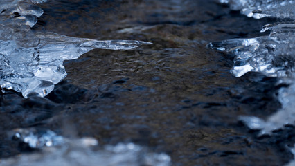 Eiszapfen am Bach