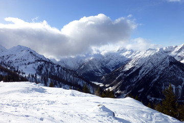 Fototapeta na wymiar Skifahrer im Skigebiet Zauchensee