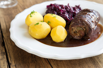 Rinderroulade mit Rotkohl und Kartoffeln