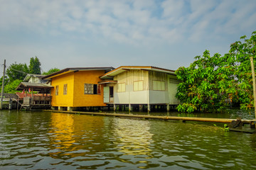 Fototapeta na wymiar Outdoor view of gorgeous floating wooden house with a pipeline on the Chao Phraya river. Thailand, Bangkok