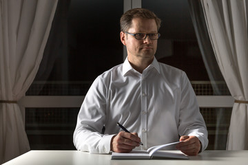 Mann schreibt seine nächsten Ziele für den Redaktionsplan auf