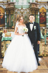 Naklejka premium Wedding couple bide and groom get married in a church