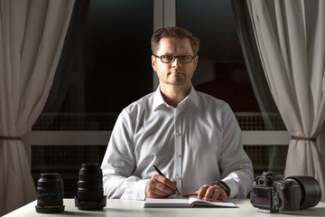 Der Fotograf schreibt seine nächsten Ziele in einen Block