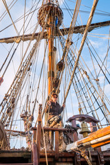Femme sur la fr&eacute;gate de Port Saint-Louis-du-Rh&ocirc;ne