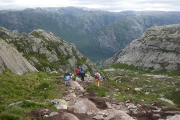 Fototapeta na wymiar Norwegia Południowa, góra Kjerag - wspinający się turyści