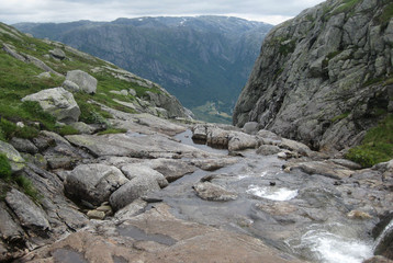 Fototapeta na wymiar Norwegia Południowa, góra Kjerag - górska rzeka